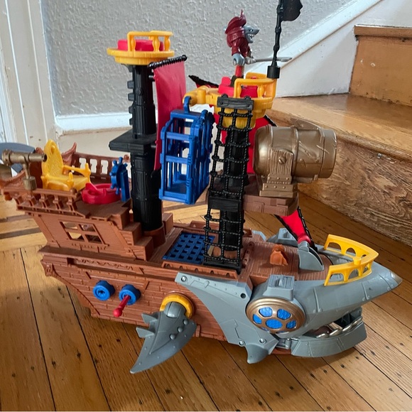 Fisher Price Imaginext Shark Bite Pirate Ship Playset with accessories - Picture 4 of 5